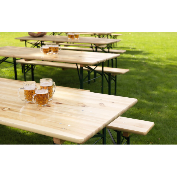 Mise en situation plusieurs tables de brasserie en bois